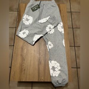 Gray Denim tears sweatpants
#sweatpants #loungewear # Denim Tears